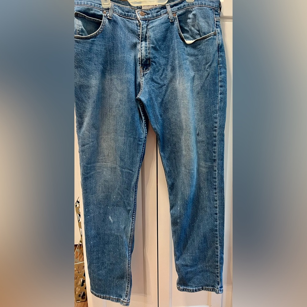 Men's Saddlebred Classic Blue Denim Jeans. Size 40/32. Relaxed fit.